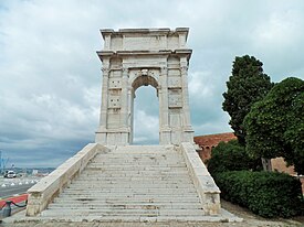 Arco di Traiano Ancona vista frontale.JPG