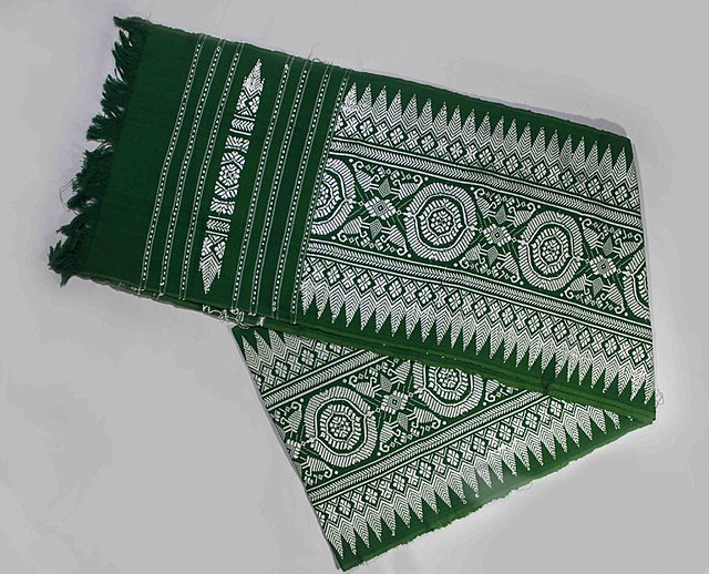 Buy Assam Bodo,Boro Traditional Handwoven Ethnic Dress Aronai  (MUFFLER/SCARF/STOLE-UNISEX) with different Design woven with varied  colors. Variation (Green) at Amazon.in
