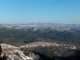 Vista de la localidad con el pico Peñagolosa al fondo
