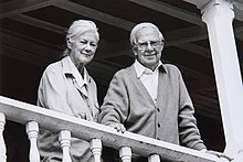 Zwart-witfoto van Arthur en Yvonne Boyd die op het balkon van de Bundanon Homestead staan