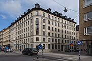 Rådmansgatan 76: Sune Malmquistin suunnittelema asuintalo vuodelta 1978 on rakennettu muistuttamaan 1920-luvun klassisismia.[1]