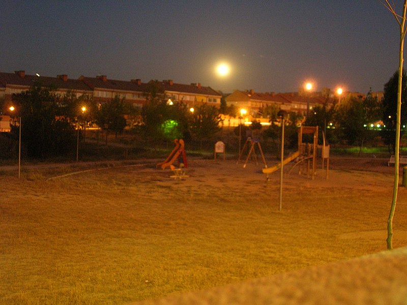 File:At night tres cantos.jpg