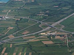 Een luchtfoto van de snelweg klaverblad interchage