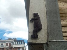 Scultura ferrea raffigurante l'orso marsicano collocata su un palazzo di Avezzano