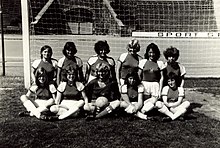 Die BSG Post Rostock im Juni 1975 im Rostocker Ostseestadion. Im Hintergrund das Marathontor.