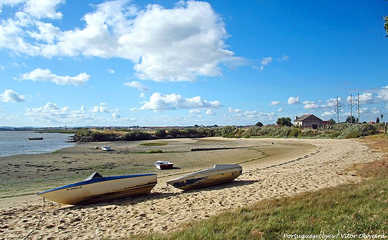 File:Baía de Sarilhos Grandes - Portugal (49019486703).jpg