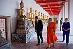 Barack Obama dan Hillary Clinton di Wat Pho.jpg