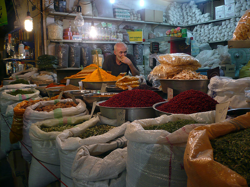 File:Bazar di Esfahan - venditore spezie.JPG