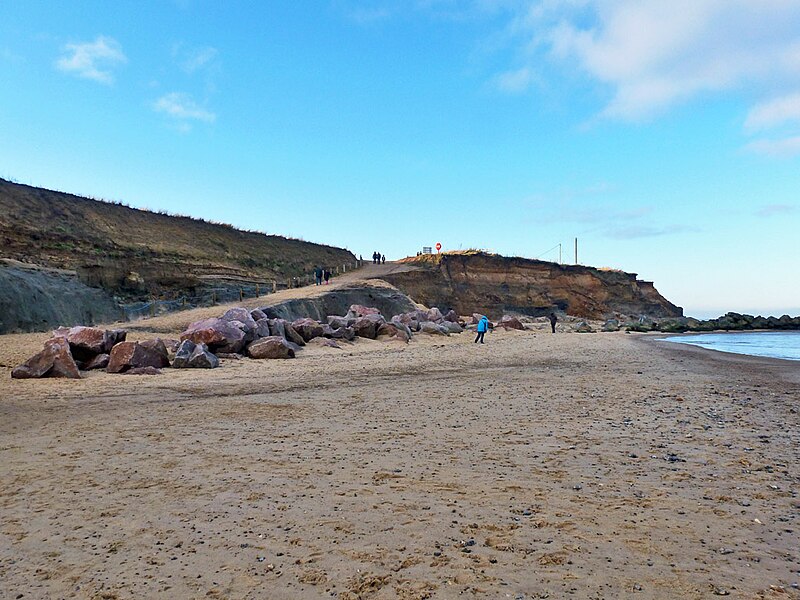 File:Beach and cliff, Happisburgh, 2013 - geograph.org.uk - 5884818.jpg