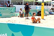 Deutsch: Beachvolleyball bei den Olympischen Jugendspielen 2018; Tag 9, 15. Oktober 2018; Mädchen, Viertelfinale: USA-Spanien 2–1 (21–19/17–21/15–9) English: Beach volleyball at the 2018 Summer Youth Olympics at 15 October 2018 – Girls Quarterfinals: USA-Spain 2–1 (21–19/17–21/15–9)