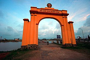 Memorial portal to Ho Chi Minh, at the Hien Luong Bridge