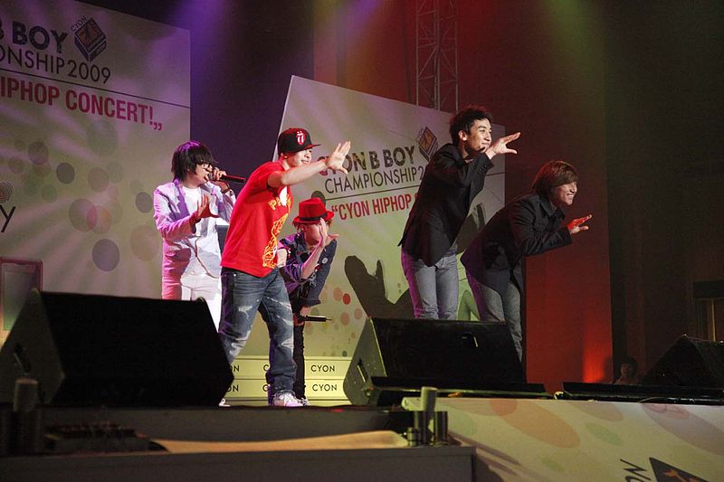 File:Big Bang performing a concert in 2009.jpg