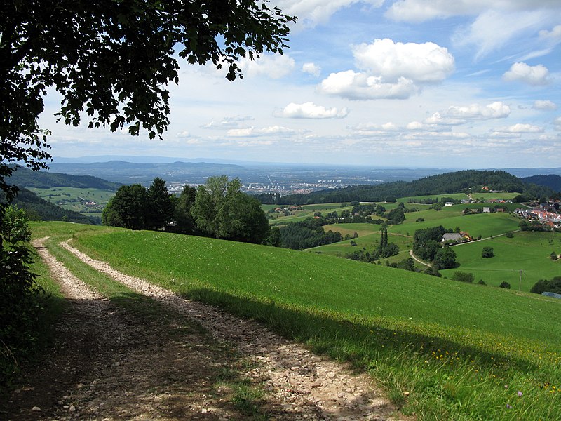 File:Blick übers Katzental mit Schönberg (links) und Illenberg (rechts), im Hintergrund Freiburg und der.jpg