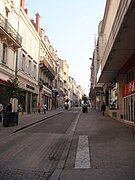 La rue Moyenne, principale rue commerçante de Bourges.