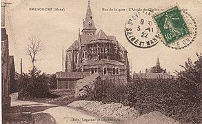 L'église en reconstruction (carte postale).