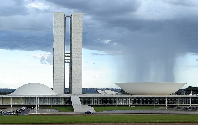 Омываемый дождём бразильский конгресс