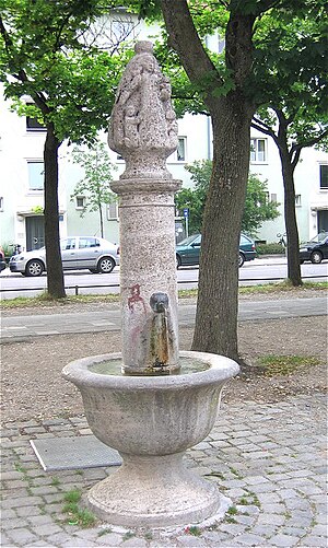 Fountain in Mariahilfplatz Brunnen am Mariahilfplatz Muenchen.jpg