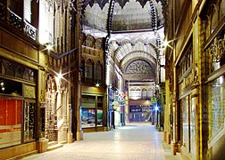 Ein eher gotisches Einkaufszentrum aus dem 18. Jahrhundert mit hohen Rundbogendecken und kunstvollen Anhängern vom Dach.