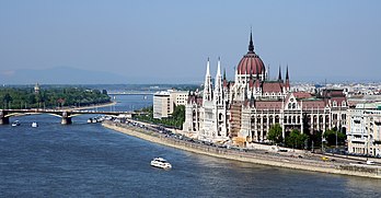Le parlement de Budapest (Hongrie), sur la rive gauche du Danube. (définition réelle 2 456 × 1 276)