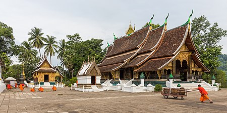 ไฟล์:Buddhist monks cleaning the yard at Wat Xieng Thong temple.jpg