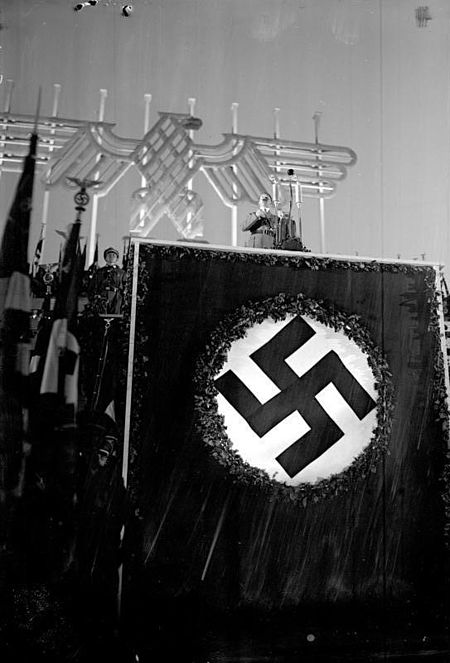 Tập tin:Bundesarchiv Bild 102-04051A, Reichsparteitag, Rede Adolf Hitlers.jpg