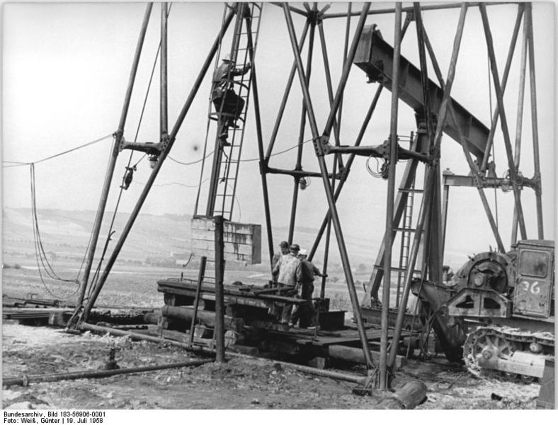 File:Bundesarchiv Bild 183-56906-0001, Erdölförderung im Fallstein.jpg