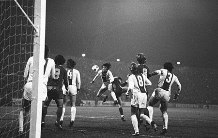 Tập tin:Bundesarchiv Bild 183-N1108-304, Fußball-Europapokalspiel, Magdeburg - München.jpg