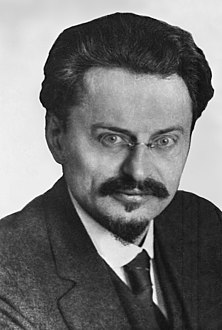 Photograph of Trotsky in 1929 تفصیل=