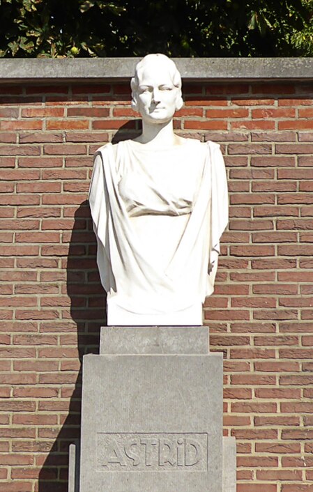 Buste de la Reine Astrid devant le parc portant son nom à Charleroi.