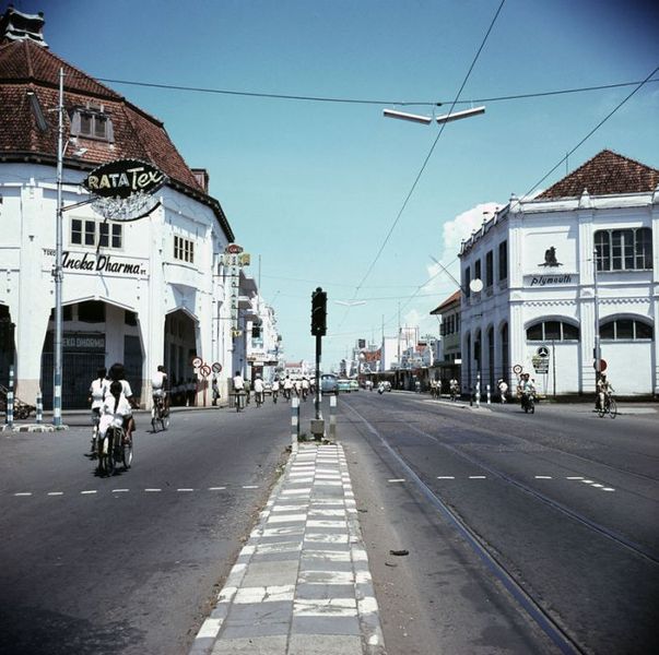 File:COLLECTIE TROPENMUSEUM Straatgezicht Tunjungan TMnr 20018015.jpg