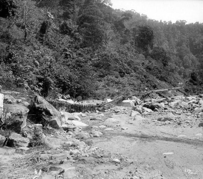 File:COLLECTIE TROPENMUSEUM Verwoesting van de spoorweg in de Anei kloof aan de westkust van Sumatra TMnr 10021896.jpg