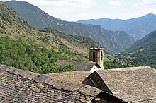 Campanar de l'església de Sant Jaume a Estaon de la comarca del Pallars Sobirà