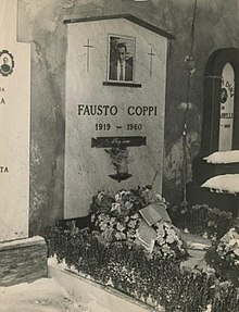 Photographie en noir et blanc d'un monument funéraire.