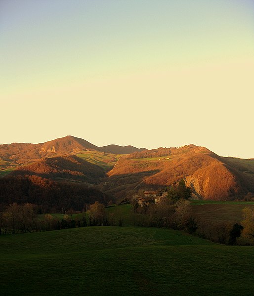 File:Castellaro, Rocca d'Olgisio e Monte Aldone - panoramio.jpg