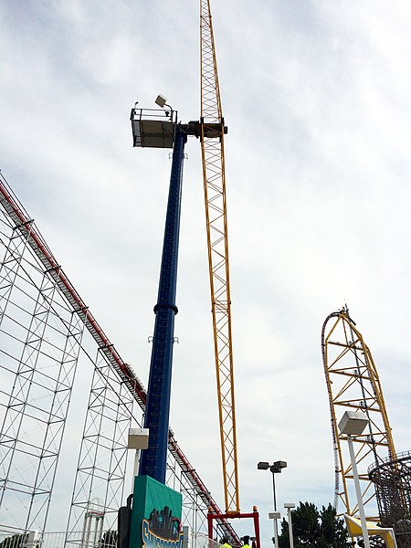 File:Cedar Point SkyScraper loading position (1538).jpg