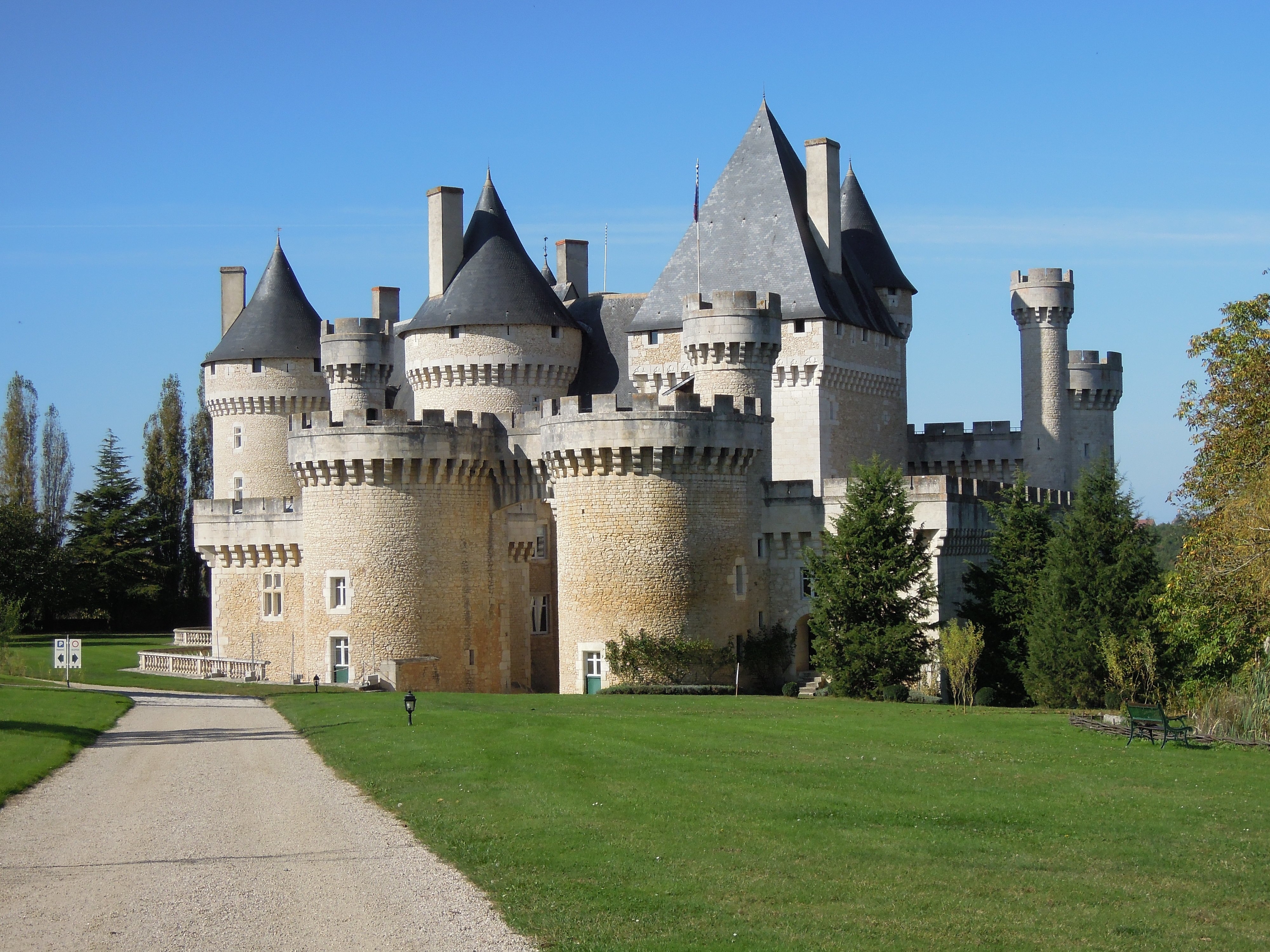 Le castle. Замок Шато де Валь Франция. Замок де Байоль Франция. Замки Франции 14 век. Шармбатон замок Франция.