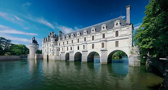 Fransa'nın Indre-et-Loire ilinde Loire Vadisi'nde bulunan Chenonceau Şatosu'nda II. Henri'nin metresi Diane de Poitiers'nin Cher Nehri üzerinde yaptırdığı kemer köprü. Chenonceau Şatosu, 2000'de UNESCO Dünya Mirasları listesine Val de Loire entre Sully-sur-Loire et Chalonnes adıyla eklenen alanın bir parçasını teşkil etmektedir. (Üreten: Ra-smit)