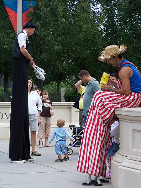 File:Chicago Millenium Park Stilt Walker 04.jpg