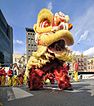 Ein Löwentanz in Chinatown, Manhattan, New York City während des chinesischen Neujahrsfestes.