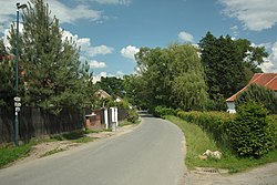 Hlavní cesta ve vesnici