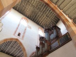 Plafond et tribune d'orgue avec tableaux