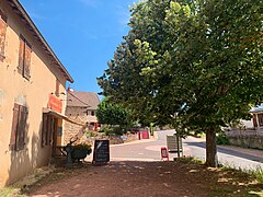 Le commerce d’alimentation et de pain au centre du bourg de Colombier-en-Brionnais en Saône-et-Loire.