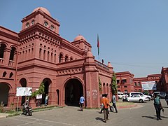 Gerichtsgebäude aus der Kolonialzeit - Chittagong - Bangladesch (13081106214).jpg