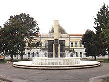 Fontana Monumentale, lato scuola Oreste Marchesi