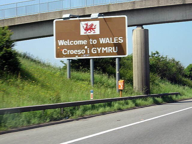 Bilingual "Welcome to Wales" sign