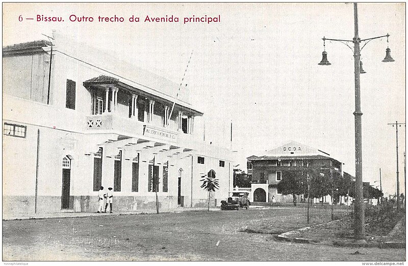 File:DC - 6- Bissau. Outro trecho da avenida principal.jpg