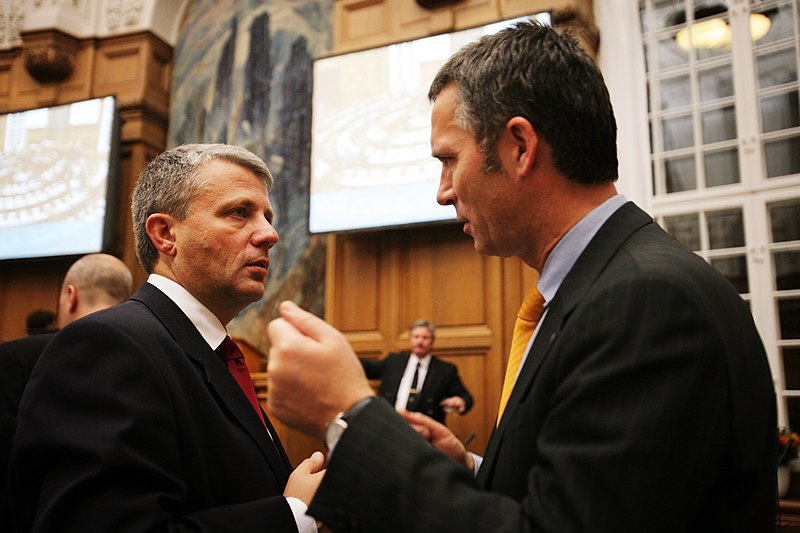 File:Dagfinn Hoybraten, Norges delegation till Nordiska radet och Jens Stoltenberg, Norges statsminister, samtalar under Nordiska radets session i Kopenhamn 2006.jpg