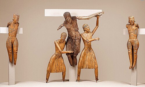 Escultures originals del Crist, Nicodem, Josep d'Arimatea i els dos lladres, Dimes i Gestes crucificats. Les cinc escultures estan exposades al Museu Episcopal de Vic