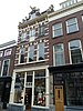 Winkelwoonhuis, in 1894 gebouwd in een eclectische stijl met neo-renaissance elementen. Winkelpui uit 1960. Het is typologisch van belang als voorbeeld van een winkelwoonhuis met opslagzolders. Het is van belang als goed voorbeeld van de eclectische bouwstijl, geïnspireerd op de Hollandse renaissance, zoals die rond 1900 in zwang was.