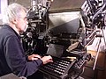 Der Bildhauer Peter Marggraf setzt Buchtext an der Zeilensetz-maschine „Linotype“ in Blei für den Buchdruck
